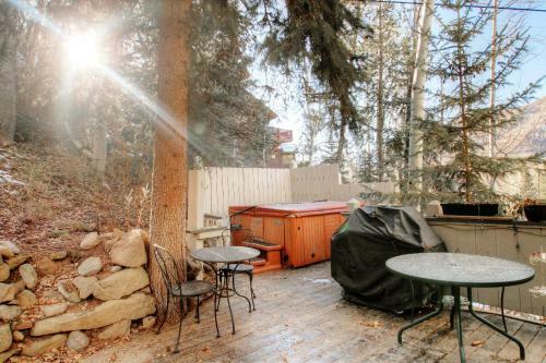 1717 Geneva Drive W Townhouse