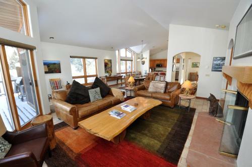 Spacious And Beautiful Home In East Vail