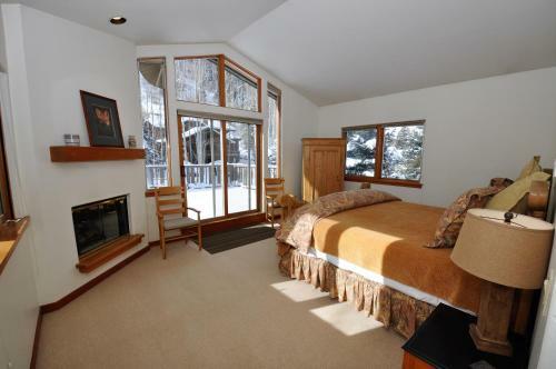 Spacious And Beautiful Home In East Vail