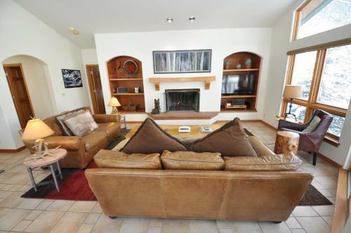 Spacious And Beautiful Home In East Vail