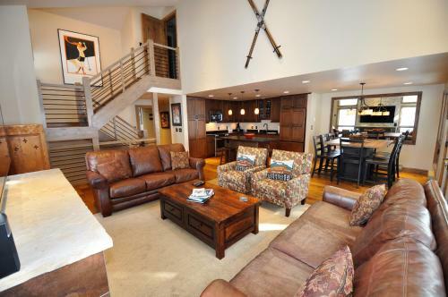 Gorgeous Spacious 4 Bedroom Townhome W/ Garage