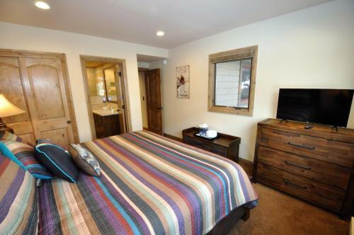 Gorgeous Spacious 4 Bedroom Townhome W/ Garage