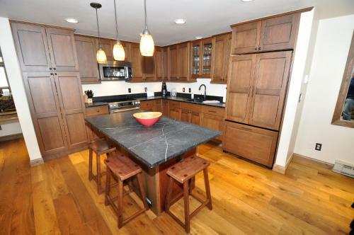 Gorgeous Spacious 4 Bedroom Townhome W/ Garage