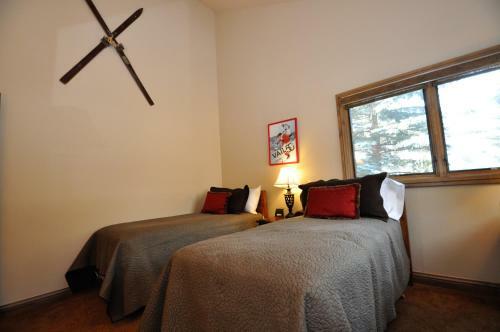 Gorgeous Spacious 4 Bedroom Townhome W/ Garage