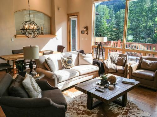 Gorgeous Home In Quiet East Vail