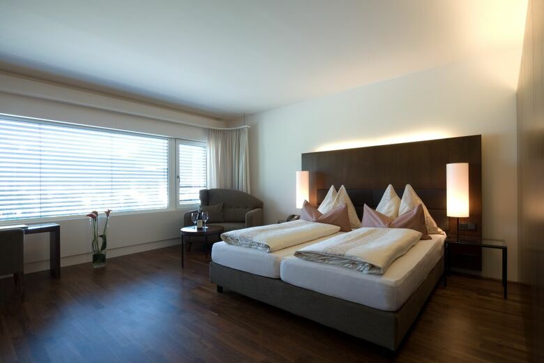 Penz Hotel West