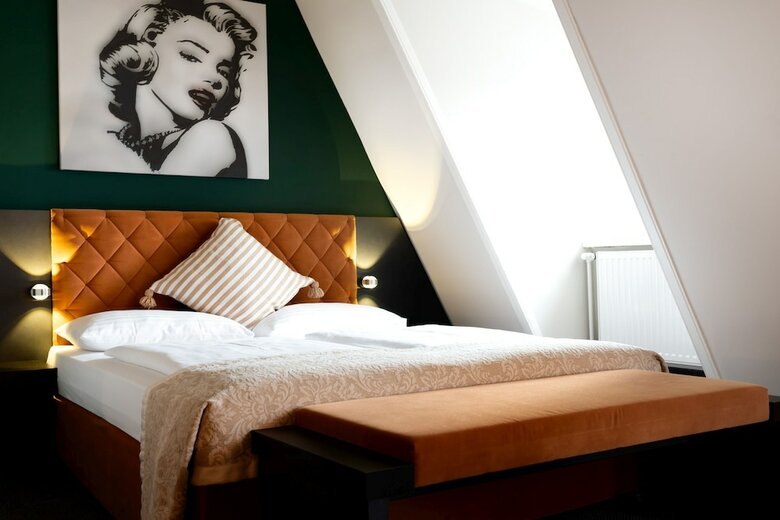 Hotel NH Carlton