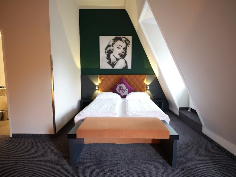 Hotel NH Carlton