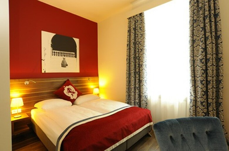 Hotel NH Carlton