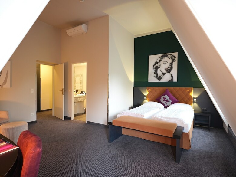 Hotel NH Carlton