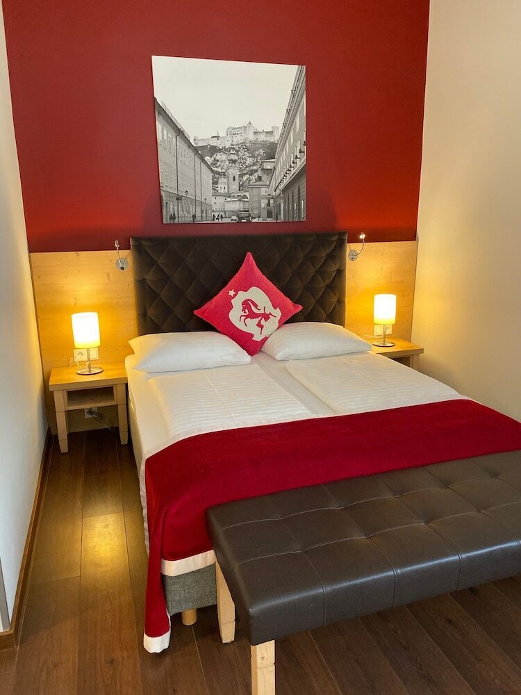 Hotel NH Carlton