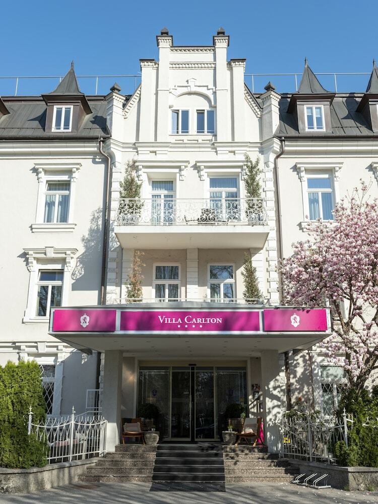 Hotel NH Carlton