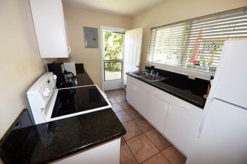 Lodge Waimanalo Beach Cottages