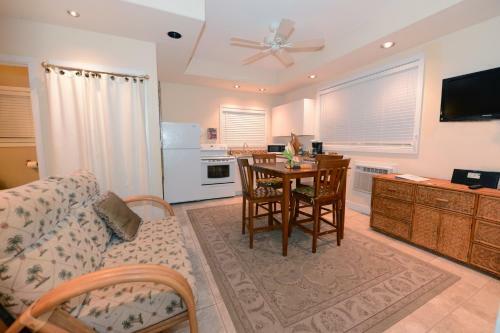 Lodge Waimanalo Beach Cottages