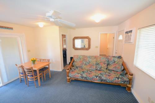 Lodge Waimanalo Beach Cottages