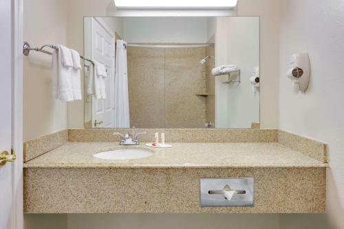 Hotel Days Inn And Suites Dfw South