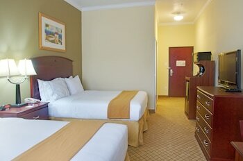Holiday Inn Express Hotel & Suites Winnie
