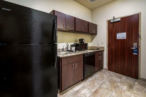 Cobblestone Hotel And Suites Victor