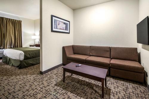 Cobblestone Hotel And Suites Victor