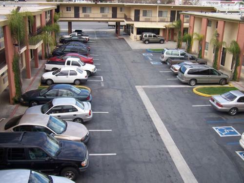 Motel American Inn & Suites