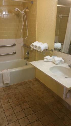 Hotel Days Inn Cruise Port West
