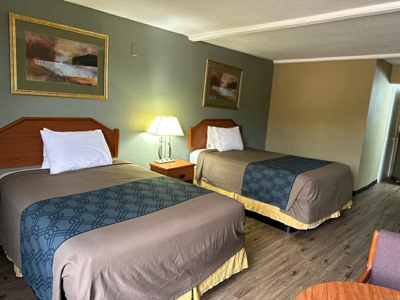 Hotel Stone Mountain Inn & Suites