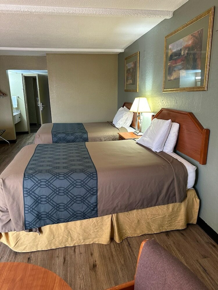 Hotel Stone Mountain Inn & Suites