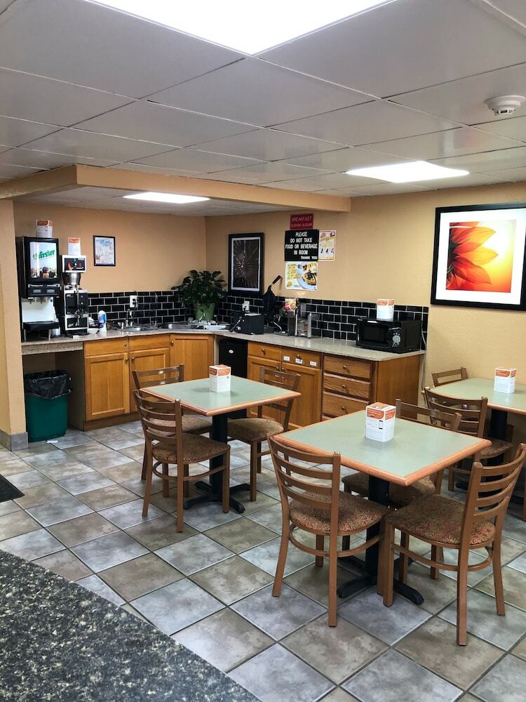 Hotel Stone Mountain Inn & Suites