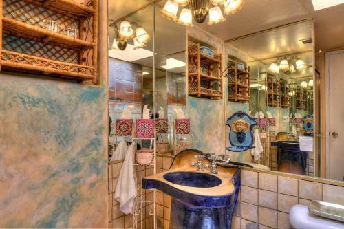 Azure Gate Bed And Breakfast