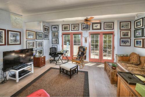 Azure Gate Bed And Breakfast