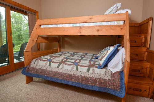 Pinnacle Retreat Five-bedroom Holiday Home