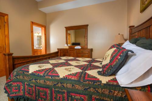 Pinnacle Retreat Five-bedroom Holiday Home
