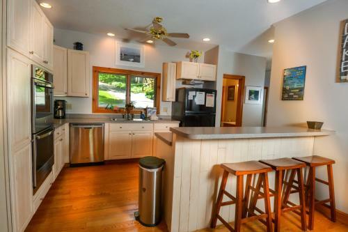 Commander's Quarters Five-bedroom Holiday Home