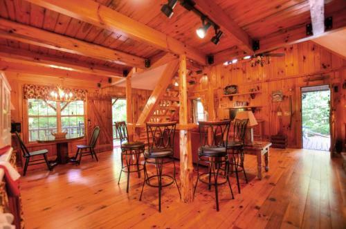 Cabin On The Creek 1117