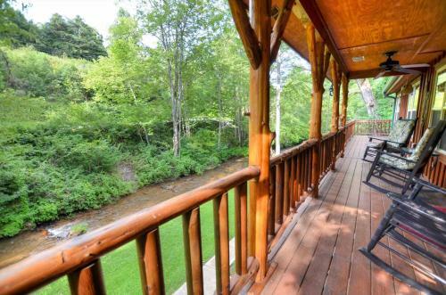 Cabin On The Creek 1117