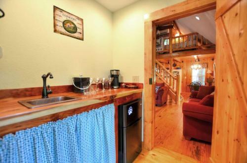 Cabin On The Creek 1117
