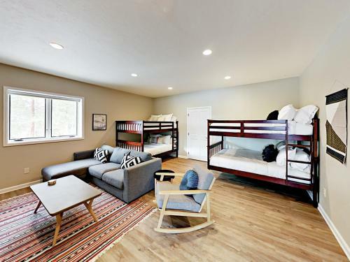 ?hemlock Hideaway? W/ Big Deck & Stunning Views Home