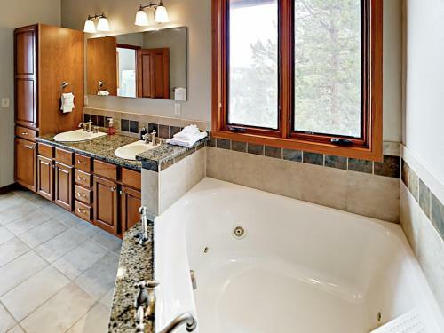 ?hemlock Hideaway? W/ Big Deck & Stunning Views Home