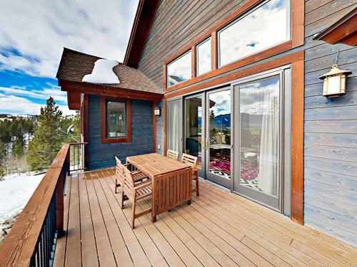 ?hemlock Hideaway? W/ Big Deck & Stunning Views Home