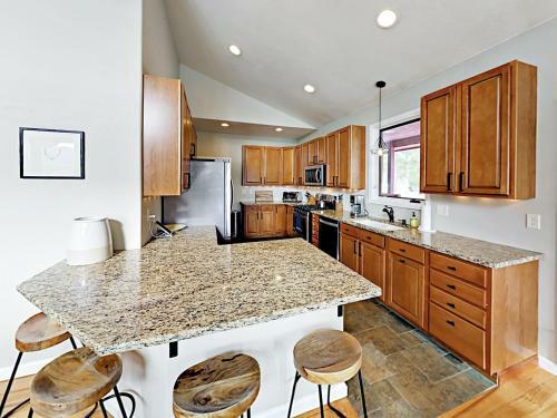 ?hemlock Hideaway? W/ Big Deck & Stunning Views Home