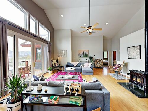 ?hemlock Hideaway? W/ Big Deck & Stunning Views Home