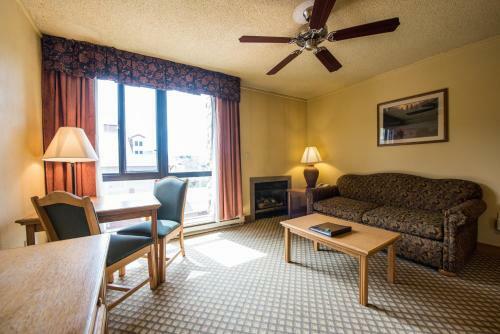 The Grand Lodge Hotel And Suites
