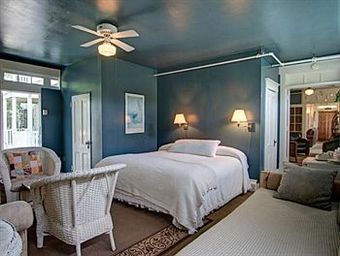 Village Latch Inn Hotel