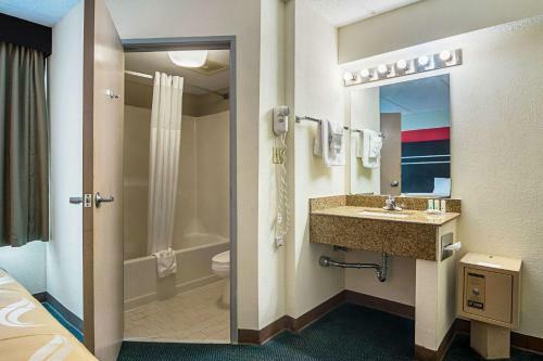 Hotel Ramada Limited & Suites - Airport East/forest Park