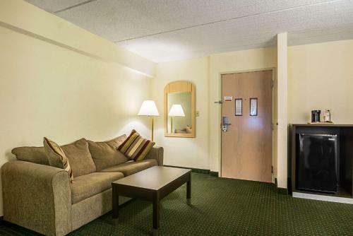 Hotel Ramada Limited & Suites - Airport East/forest Park