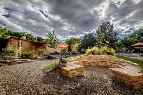 Motel Stone Lizard Lodging