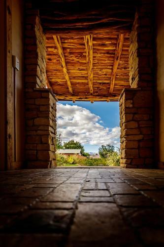 Motel Stone Lizard Lodging