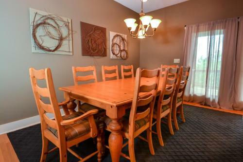 Whispering Pines Five-bedroom Holiday Home