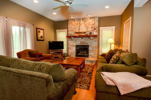 Whispering Pines Five-bedroom Holiday Home