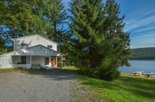 Nestled Hideaway Three-bedroom Holiday Home
